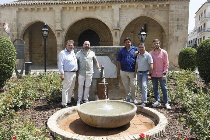Visita a la réplica del cervatillo que presidía la fuente de la Plaza de San Lorenzo antes de su robo hace 40 años, tras la donación de los dueños de la taberna 'El Pórtico de San Lorenzo'.