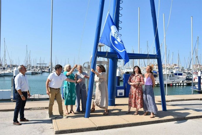 Mercedes Colombo en la izada de la bandera azul en el puerto deportivo de Puerto Sherry.