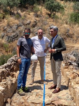 El delegado de Infraestructuras, Sostenibilidad y Agricultura, Andrés Lorite (dcha.), en su visita al puente de Mocarra.