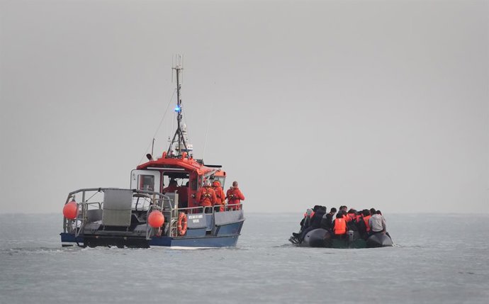 Archivo - Una embarcació francesa vigilant una barcassa amb immigrants