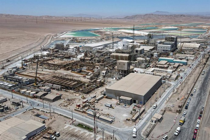 Archivo - 25 October 2022, Chile, Antofagasta: View of the plant of the Chilean company SQM, where lithium mined from the Atacama Desert is processed into lithium hydroxide and lithium carbonate.