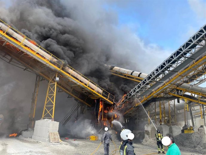 Bomberos de Ávila intervienen frente al incendio en una cantera en Tornadizos (Ávila).