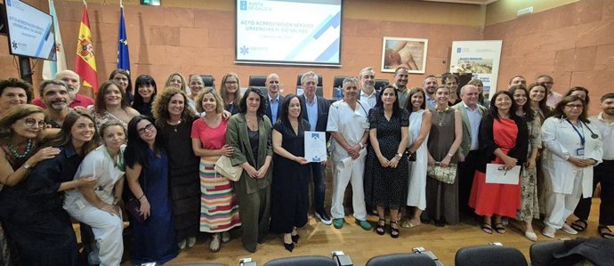 El conselleiro de Sanidade, Antonio Gómez Caamaño, en la entrega de una acreditación de calidad al servicio de urgencias del Hospital do Salnés.