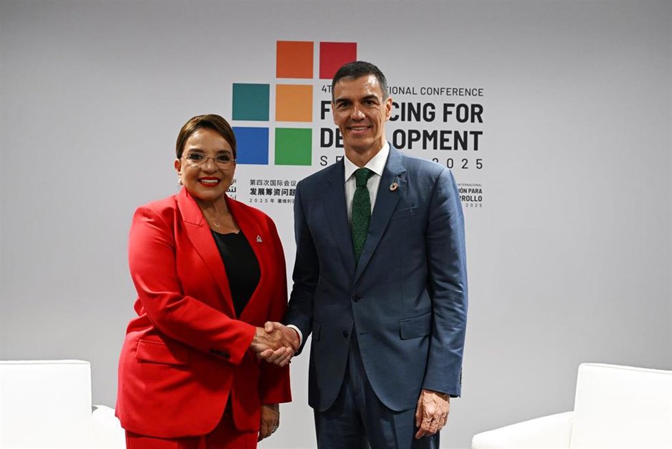 La presidenta de Honduras, Xiomara Castro y el presidente del Gobierno, Pedro Sánchez, durante la firma de un nuevo Marco de Asociación para el Desarrollo.
