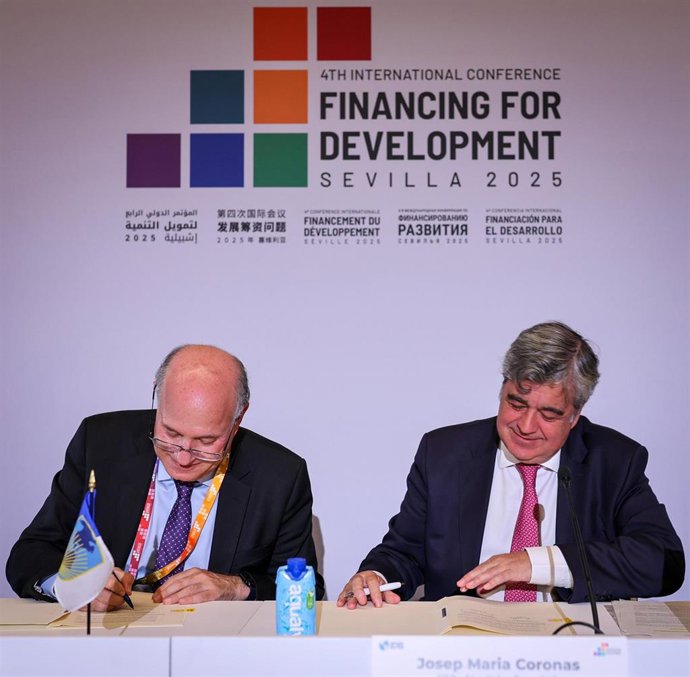 El presidente del Banco Interamericano de Desarrollo (BID), Ilan Goldfajn, y el director general de la Fundación La Caixa, Josep María Coronas.