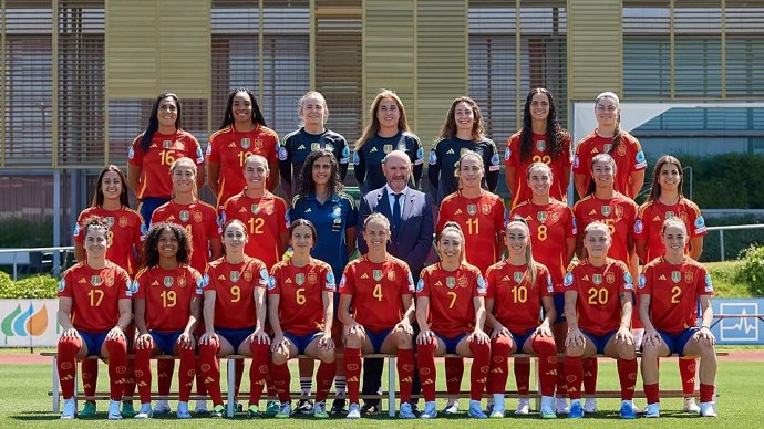Las jugadoras de la seleccióin femenina durante la foto oficial previa a la Eurocopa de Suiza de 2025