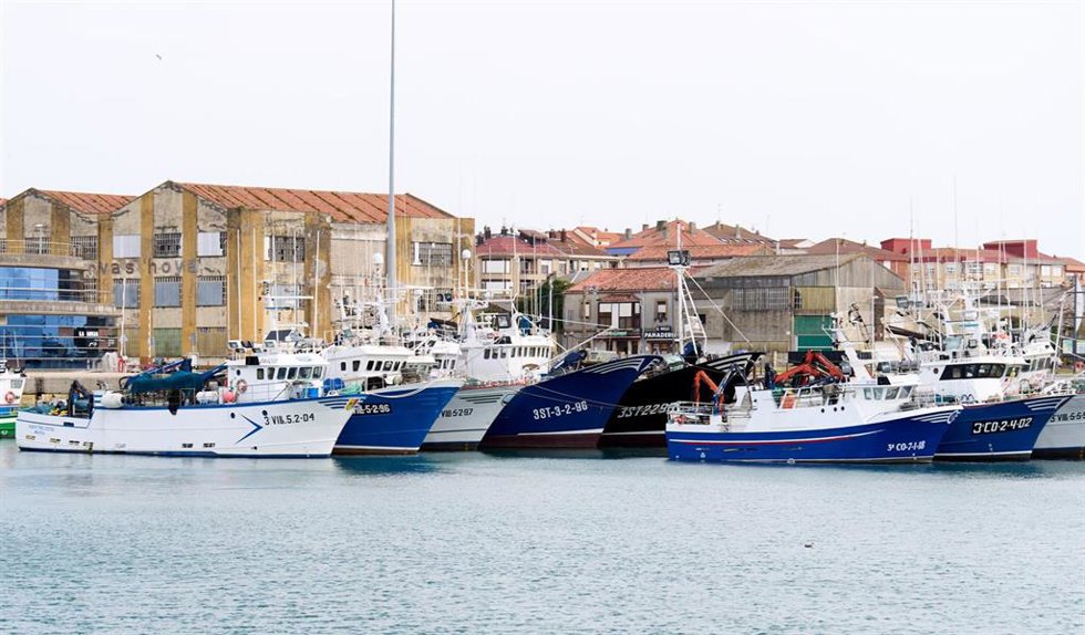 Archivo - Barcos amarrados en el puerto de Santoña, a 25 de marzo de 2022, en Santoña, Cantabria (España). Los pescadores de cerco del Cantábrico han decidido que saldrán a faenar el próximo 28 de marzo, en vista de que el resto de flotas siguen en la 