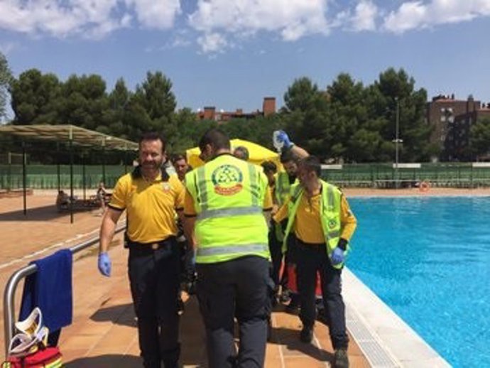 Archivo - Imagen de archvo de efectivos del Samur-Protección Civil atendiendo a un hombre en parada cardiaca en la piscina municipal de Orcasitas