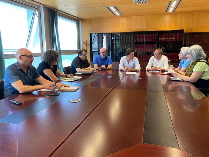 El delegado de Empleo, Daniel Sánchez, reunico con el equipo responsable de la Escuela de Hostelería de Cádiz.