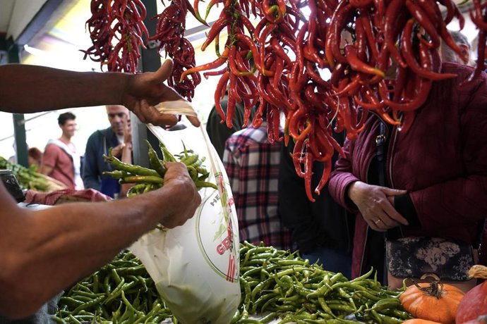 Archivo - Un puesto de pimientos rojos y verdes en la feria del agro vasco del ‘Último Lunes de Octubre’, a 31 de octubre de 2022, en Gernika-Lumo