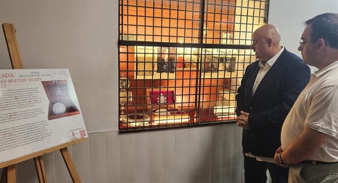 El coordinador de la red y concejal de Turismo, Deportes y Fiestas del Ayuntamiento de Ávila, Carlos López, junto con el secretario de la red e historiador del Arte, Israel Muñoz, han presentado este martes el anillo y solideo de Juan Pablo II