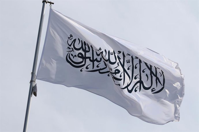 20 de junho de 2025, São Petersburgo, Rússia: A bandeira nacional do Emirado Islâmico do Afeganistão, o Talibã, tremulando ao vento em um mastro em São Petersburgo, Rússia.