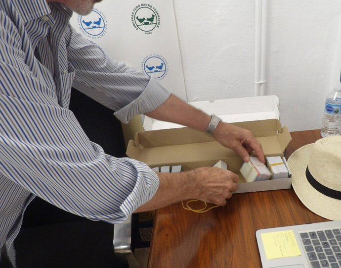 El Banco de Alimentos reparte tarjetas con 50 euros en comida para las personas necesitadas.