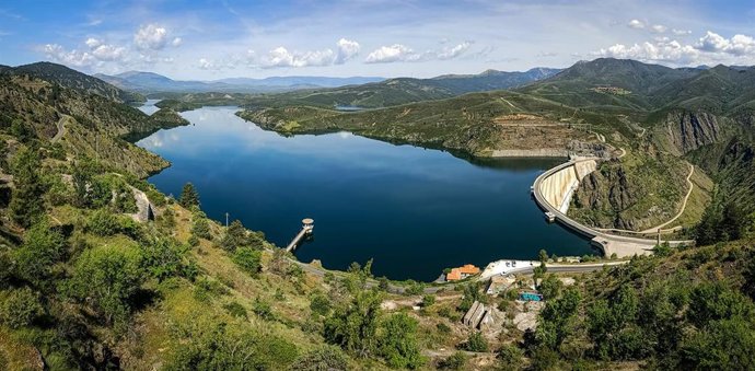 Archivo - Vista del embalse y presa del Atazar, a 26 de mayo de 2025, en El Atazar, Madrid (España).