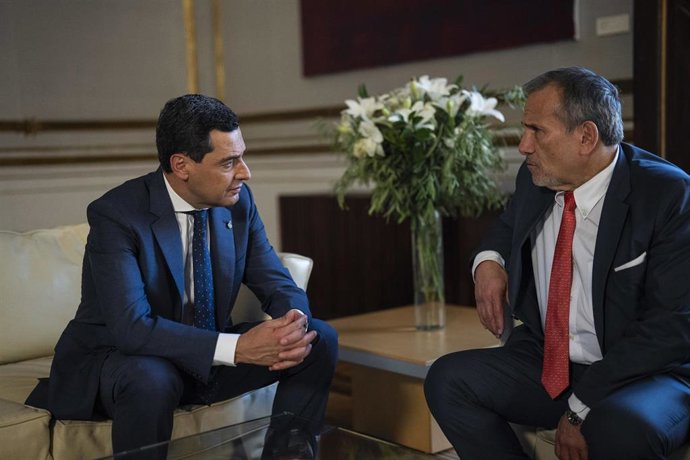 El presidente de la Junta de Andalucía, Juanma Moreno, y el canciller de Perú, Elmer Schialer, este martes reunidos en el Palacio de San Telmo en Sevilla.
