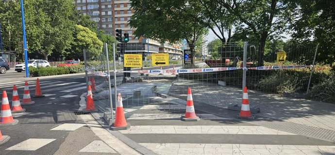 Obras en el cruce del nuevo carril bici de Isabel la Católica con el puente del Poniente.
