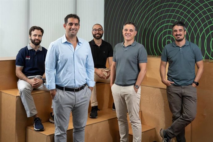 Archivo - De izquierda a derecha: Ángel López (CIO de Cuatroochenta), Marcelo Araujo (COO de MP Services), Arturo Velázquez (Operations Manager en Cuatroochenta), Marc Nieto (CEO de MP Services) y Alfredo R. Cebrián (CEO de Cuatroochenta)