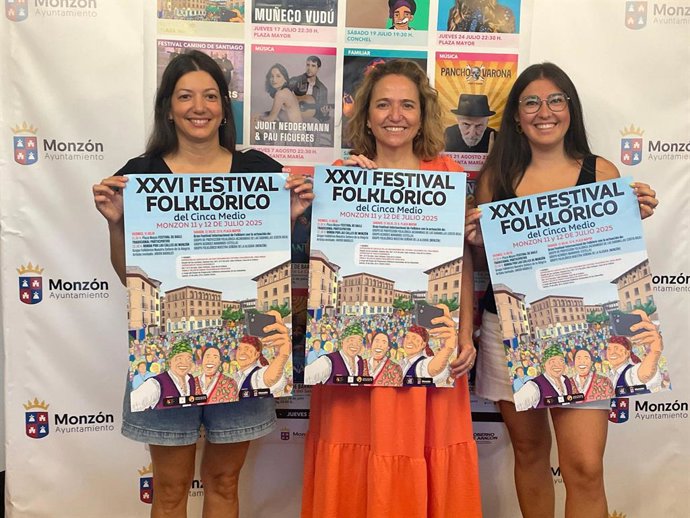 La concejal de Cultura del Ayuntamiento de Monzón, Marta Montaner; la presidenta del Grupo Folklórico de Nuestra Señora de la Alegría, Ana Meler, y su secretaria, Alba Pérez, presentan la XXVI edición del Festival Folklórico Cinca Medio