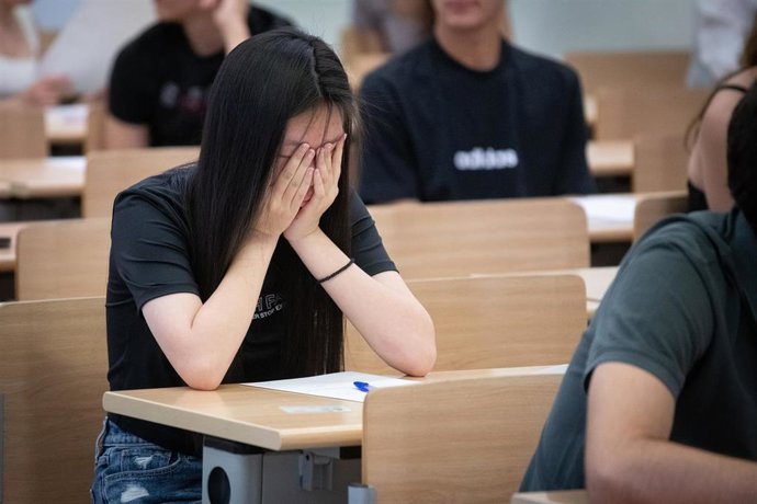 Una alumna antes de comenzar el primer examen de la primera jornada de la convocatoria extraordinaria de la PAU, en la Facultad de Ciencias Químicas de la Universidad Complutense de Madrid, a 1 de julio de 2025, en Madrid (España). 