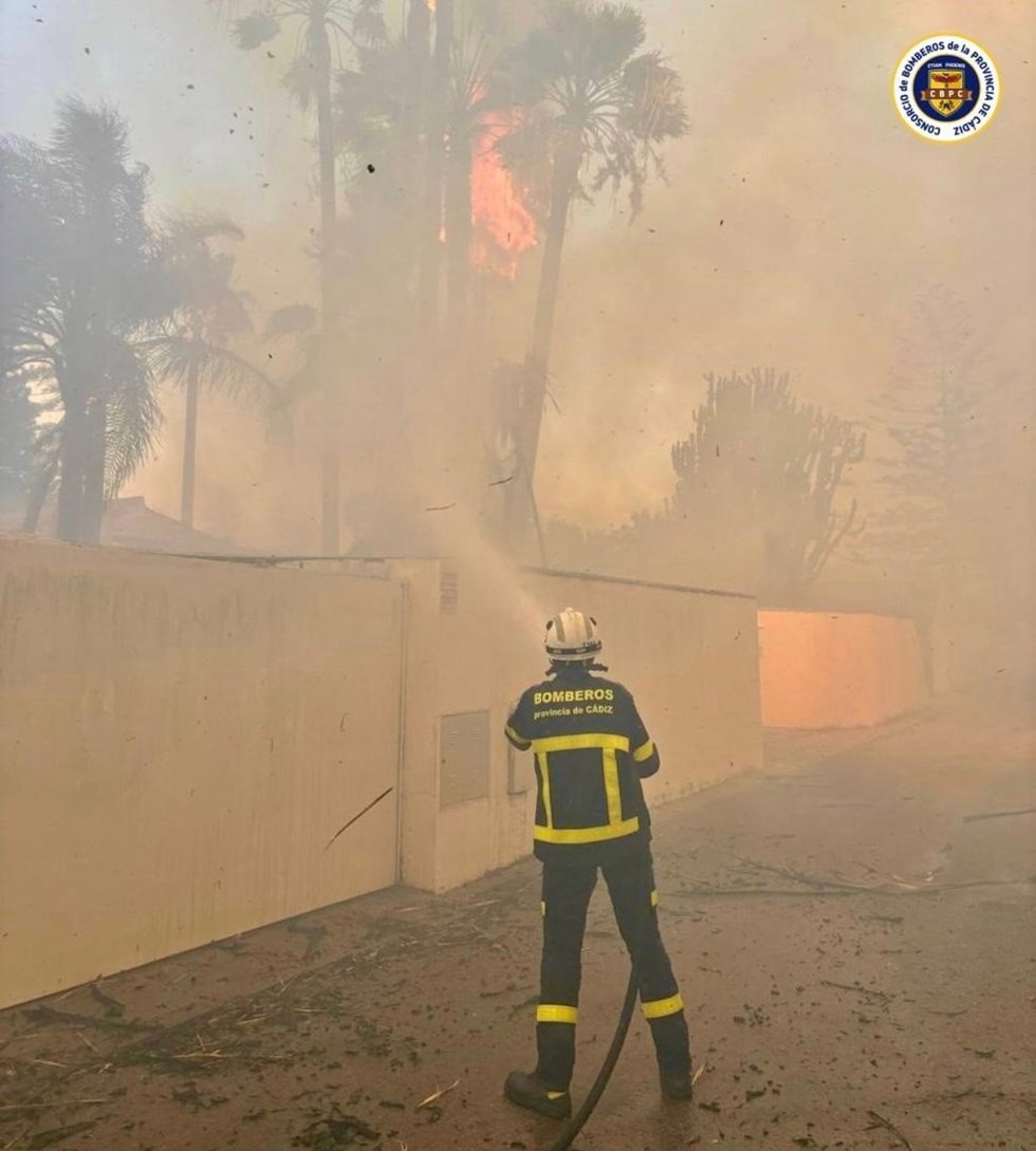 Un bombero del Consorcio Provincial interviniendo en el incendio declarado cerca de la carretera del Molino Viejo en Chiclana.