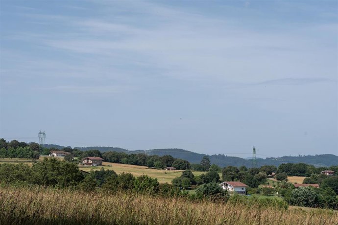 Líneas de alta tensión entre Gatika y Lemoiz previstas para su desmantelamiento dentro del proyecto de interconexión eléctrica de Red Eléctrica, a 25 de junio de 2025, en Gatika, Vizcaya, País Vasco (España). 