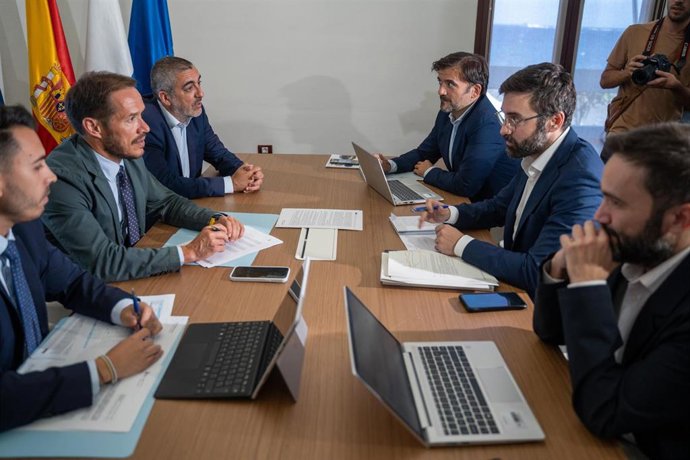 Reunión entre representantes del Gobierno de Canarias y el Gobierno central para abordar un plan de garantía de suministro eléctrico en las islas