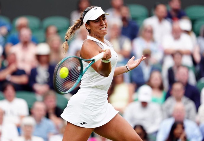 Archivo - 02 de julho de 2024, Reino Unido, Londres: A tenista espanhola Jessica Bouzas Maneiro joga uma devolução de forehand contra a tcheca Marketa Vondrousova durante a partida de simples feminina da primeira rodada no segundo dia do Campeonato de Wim