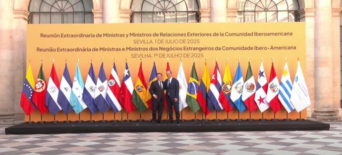 El ministro español de Exteriores, José Manuel Albares, y el secretario general Iberoamericano, Andrés Allamand, antes de una reunión de ministros iberoamericanos en Sevilla.