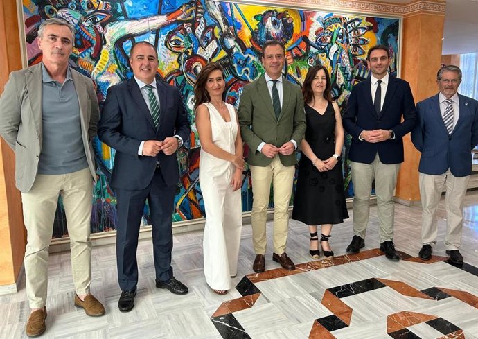 El consejero de Presidencia, Portavocía, Acción Exterior y Emergencias, Marcos Ortuño, acompañado por miembros de su equipo antes de comparecer ante la Comisión de Economía, Hacienda y Presupuesto de la Asamblea Regional