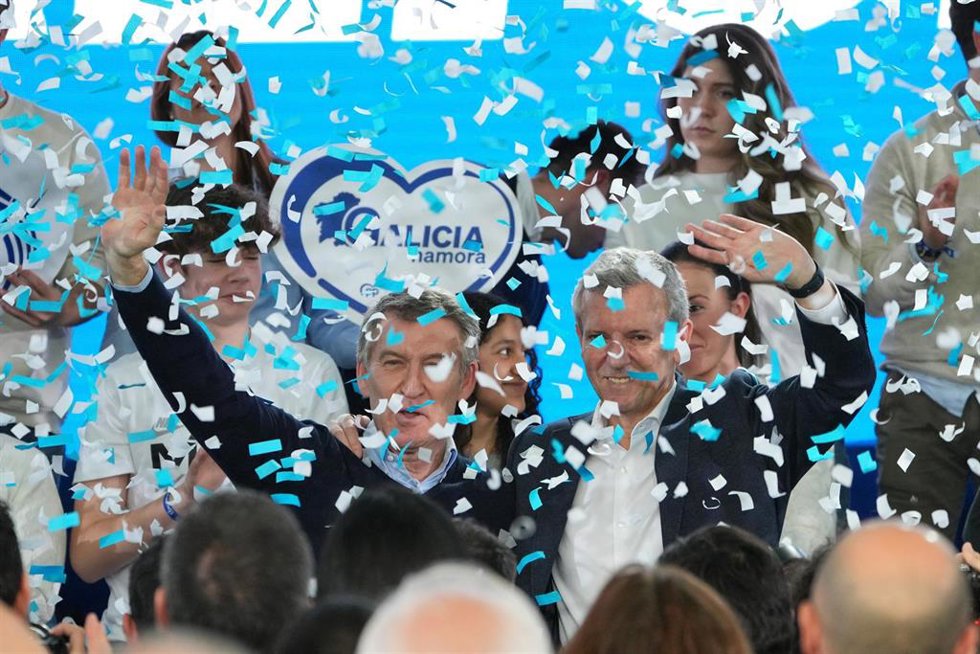 Archivo - El presidente del Partido Popular, Alberto Núñez Feijóo (i), y el presidente del PP de Galicia y presidente de la Xunta de Galicia, Alfonso Rueda (d), durante un acto del PPdeG en Santiago.