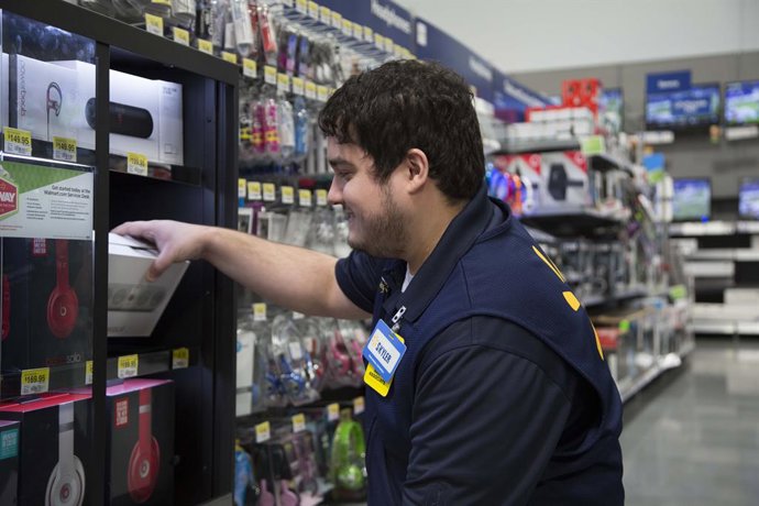 Archivo - Arquivo - Um funcionário do Walmart.