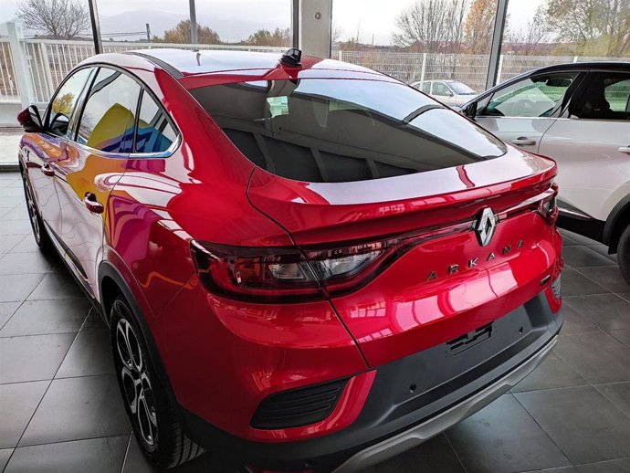 Archivo - Coche nuevo en un concesionario