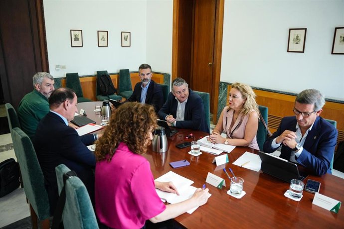 Imagen de este martes de la reunión de cuatro consejeros de la Junta de Andalucía con los sindicatos UGT-A y CCOO-A y la Confederación de Empresarios de Andalucía (CEA).