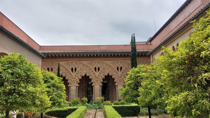 Archivo - Patio de Santa Isabel del Palacio de la Aljafería.