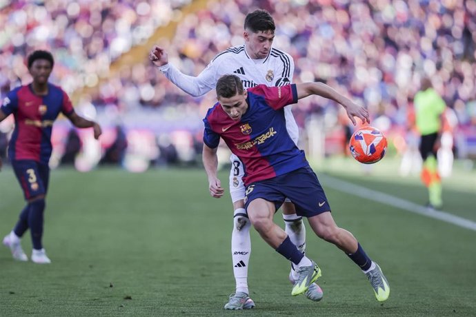 Archivo - Fermin Lopez of FC Barcelona and Federico Valverde of Real Madrid fight for the ball during the Spanish league, La Liga EA Sports, football match played between FC Barcelona and Real Madrid at Estadi Olimpic Lluis Companys on May 11, 2025 in Bar