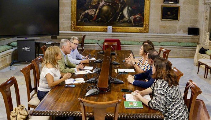 El alcalde de Sevilla, José Luis Sanz, en la reunión de trabajo con la consejera de Sostenibilidad y Medio Ambiente de la Junta de Andalucía, Catalina García.