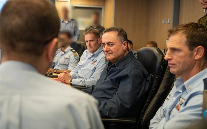 O ministro da Defesa de Israel, Israel Katz, se reúne com comandantes militares