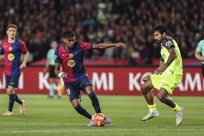 Archivo - Lamine Yamal, do FC Barcelona, em ação durante a partida de futebol do Campeonato Espanhol, La Liga EA Sports, disputada entre FC Barcelona e RCD Mallorca no Estadi Olimpic Lluis Companys em 22 de abril de 2025 em Barcelona, Espanha.