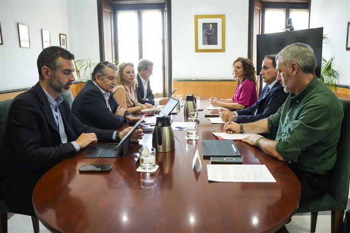 Mesa de diálogo social para tratar los aranceles de Estados Unidos a España.
