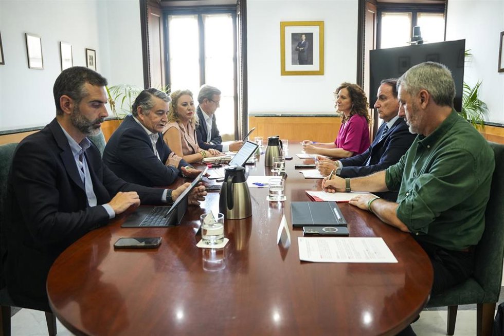 Mesa de diálogo social para tratar los aranceles de Estados Unidos a España.