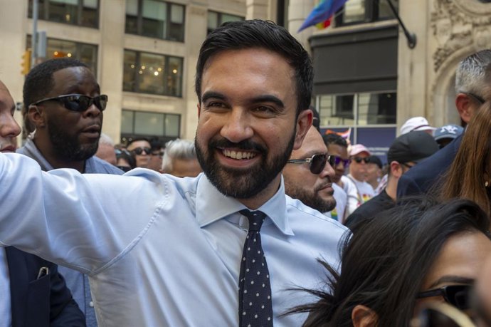 29 de junho de 2025, Nova York, Estados Unidos: O candidato a prefeito Zohran Mamdani participa da Parada do Orgulho da Cidade de Nova York, em 29 de junho de 2025, na cidade de Nova York.