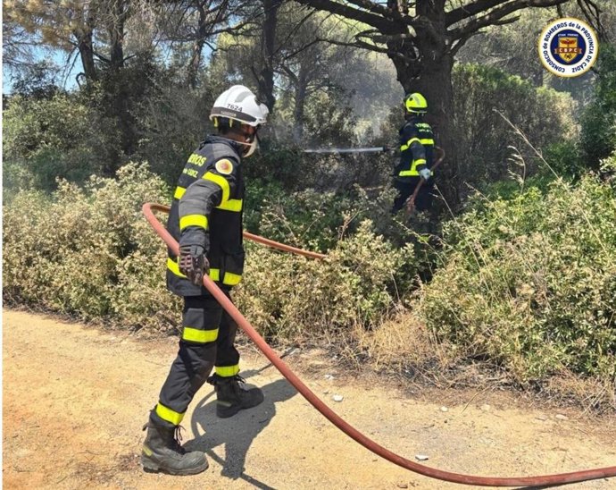 Un bombero del Consorcio Provincial actuando en el incendio del Pinar de Roche.