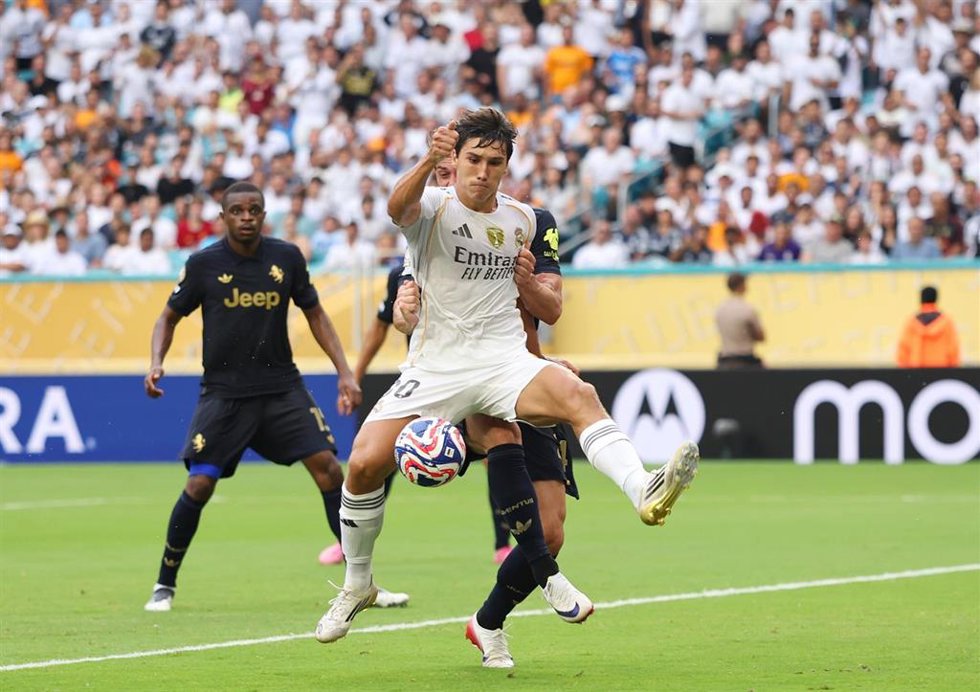 El delantero del Real Madrid Gonzalo García intenta rematar ante la Juventus en los octavos de final del Mundial de Clubes 2025.