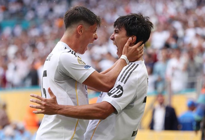 01 July 2025, US, Miami Gardens: Real Madrid's Gonzalo Garcia (R) celebrates scoring their first goal with teammate Arda Guler during the FIFA Club World Cup 2025 round of 16 soccer match between Real Madrid and Juventus Turin at Hard Rock Stadium. Photo: