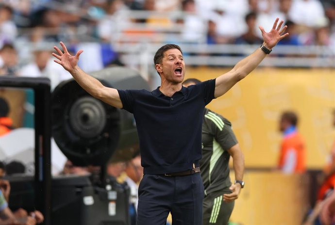 01 July 2025, US, Miami Gardens: Real Madrid manager Xabi Alonso shouts instructions from the touchline during the FIFA Club World Cup 2025 round of 16 soccer match between Real Madrid and Juventus Turin at Hard Rock Stadium. Photo: David Klein/CSM via ZU