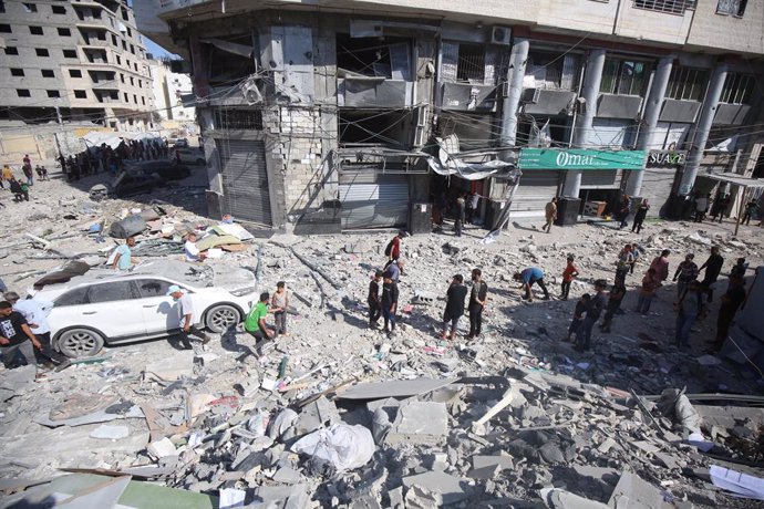 27 de junho de 2025, Cidade de Gaza, Faixa de Gaza, Território Palestino: Palestinos inspecionam o local de um ataque aéreo israelense a uma casa na Cidade de Gaza, em 27 de junho de 2025