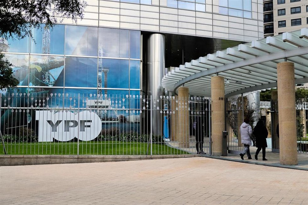 Vista de la sede de la petrolera estatal YPF en Buenos Aires, Argentina