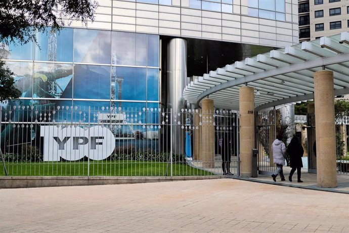 BUENOS AIRES, 1º de julho de 2025 -- Esta foto tirada em 30 de junho de 2025 mostra a empresa nacional de petróleo e gás da Argentina, YPF, em Buenos Aires, Argentina. A Argentina recorrerá da decisão de um tribunal de Nova York que ordenou que o país sul