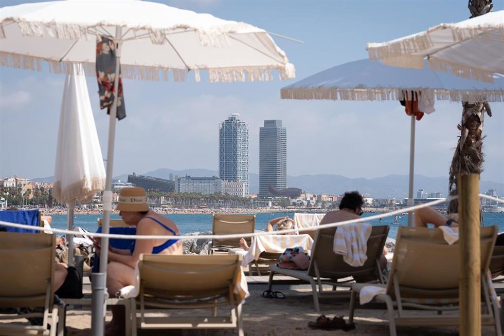 Archivo - Turistas en las inmediaciones del Hotel W, a 5 de agosto de 2024, en Barcelona, Cataluña (España). 