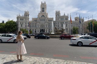 Archivo - Vista de la plaza de Cibeles, a 9 de mayo de 2024, en Madrid (España). La fuente de Cibeles ondea la bandera de la Unión Europea, además de iluminar con los colores de la bandera varios edificios del centro de Madrid, otras ciudades de España y 